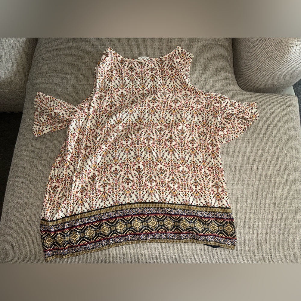 Floral Patterned cold shoulder Top - Picture 6 of 6